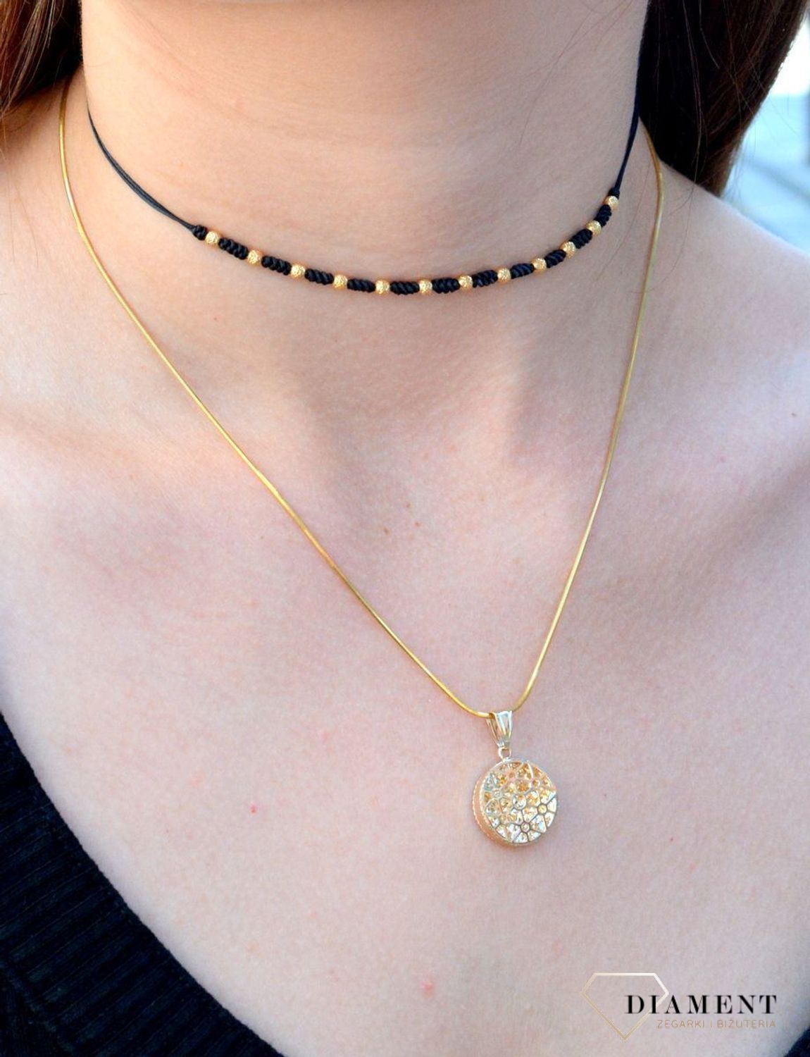 Złota zawieszka 333 okrągły ażur ZA 4214 333. Złoty wisiorek w kształcie koła wypełniony ażurowym motywem. Wisiorek o minimalistycznym wzornictwie, ale jednocześnie o ogromnym znaczeniu symbolicznym.jpg